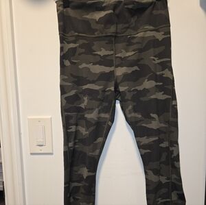 Athleta Ultimate Camo 7/8 Tight Size Small Sm S Black Olive Green Women's EUC